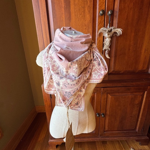NWT Magnolia Pearl Kansas Scarf - Picture 2 of 12